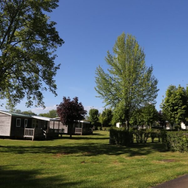 Les chalets du Camping l'Echappée Verte à Pleaux dans le Cantal en Auvergne