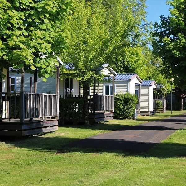 Mobil homes au Camping l'Echappée Verte à Pleaux dans le Cantal en Auvergne