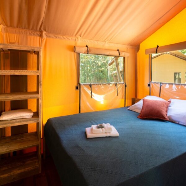Chambre double dans un lodge du Camping U Casone en Haute Corse à Ghisonaccia proche de la Plage et en Pleine Nature