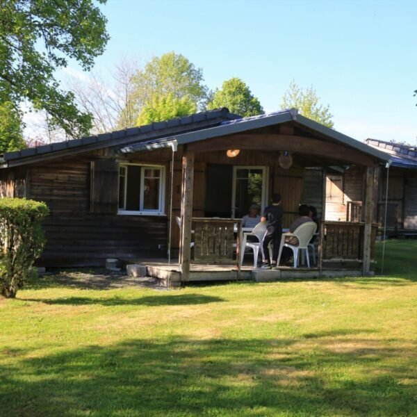 Chalet dans le Camping l'Echappée Verte à Pleaux dans le Cantal en Auvergne