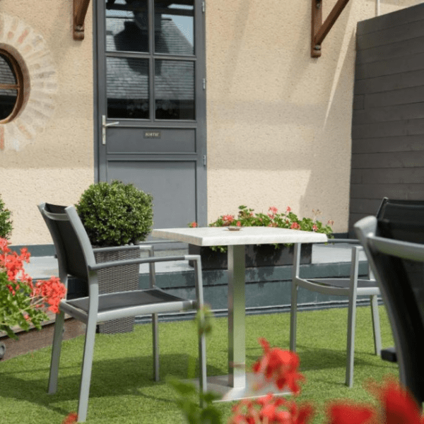 Terrasse avec tables et chaises à l'Hotel Relais de la Loire près de Chambord dans le Val de Loire
