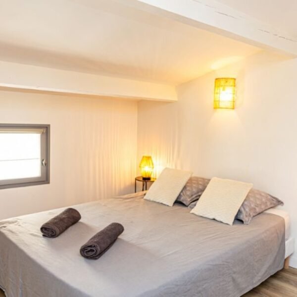 Chambre avec double lit au Gite Mon Voisin Van Gogh à Saint-Martin-de-Crau en Bouches-du-Rhône en Provence-Alpes-Côte d'Azur