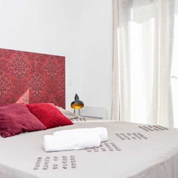 Chambre avec double lit au Gite Villa Alpilles Crau Camargue à Saint-Martin-de-Crau en Bouches-du-Rhône en Provence-Alpes-Côte d'Azur