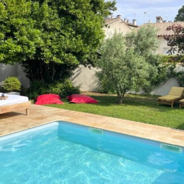 Piscine ouverte et jardin au Gite Villa Les Tournesols à Saint-Martin-de-Crau en Bouches-du-Rhône en Provence-Alpes-Côte d'Azur