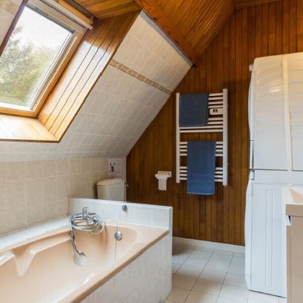 Salle de bain avec baignoire au Gîte Les Jasmins du Moulin à Chamblac dans l’Eure en Normandie