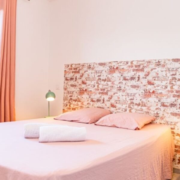 Chambre avec double lit au Gite Villa Alpilles Crau Camargue à Saint-Martin-de-Crau en Bouches-du-Rhône en Provence-Alpes-Côte d'Azur