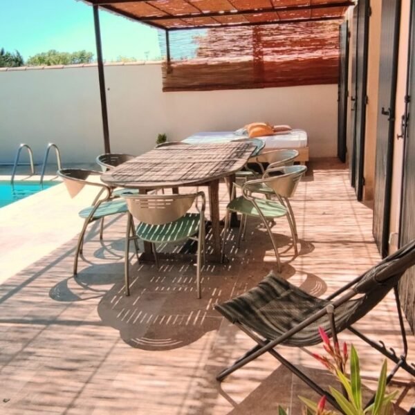 Terrasse avec piscine au Gite Villa Les Tournesols à Saint-Martin-de-Crau en Bouches-du-Rhône en Provence-Alpes-Côte d'Azur