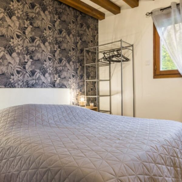 Double lit dans un chambre du Gîte Les Jasmins du Moulin à Chamblac dans l’Eure en Normandie