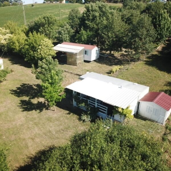 Vu des mobil homes au Camping Au Gré du Vent à Taybosc en Gers en Occitanie