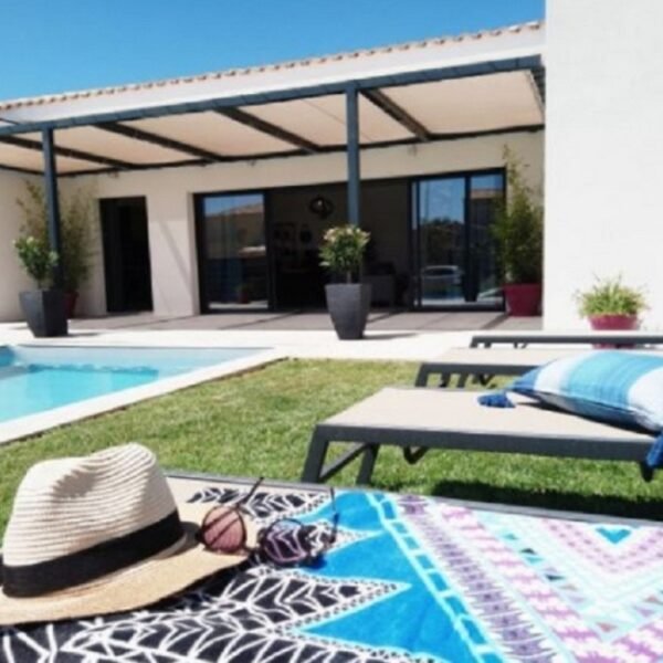 Jardin avec piscine au Gite Villa Alpilles Crau Camargue à Saint-Martin-de-Crau en Bouches-du-Rhône en Provence-Alpes-Côte d'Azur
