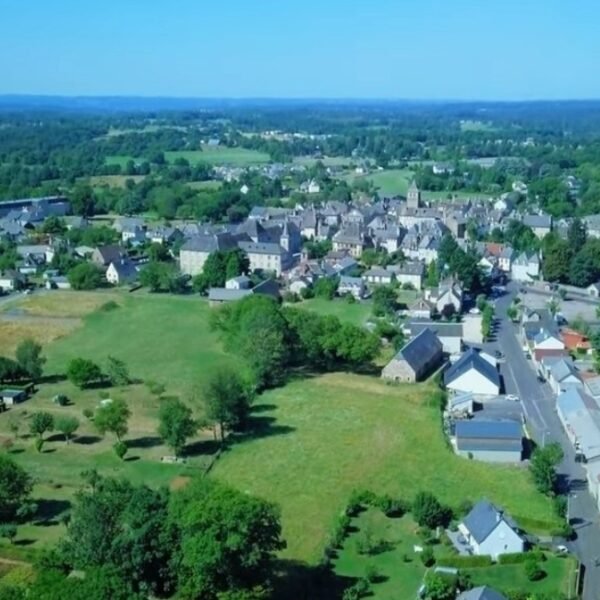 Vue aérienne des alentours du Camping l'Echappée Verte à Pleaux dans le Cantal en Auvergne