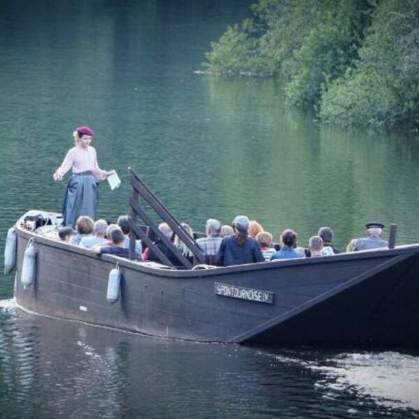 Balade en bateau près du Camping l'Echappée Verte à Pleaux dans le Cantal en Auvergne