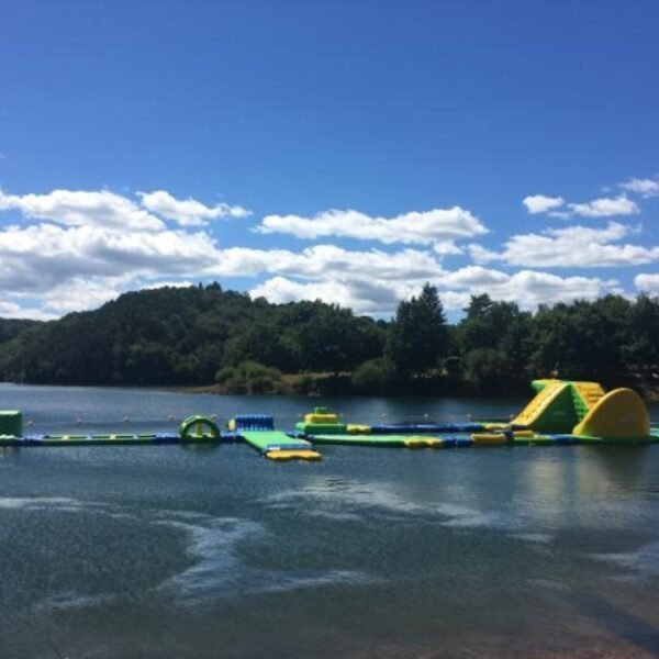Base nautique proche du Camping l'Echappée Verte à Pleaux dans le Cantal en Auvergne