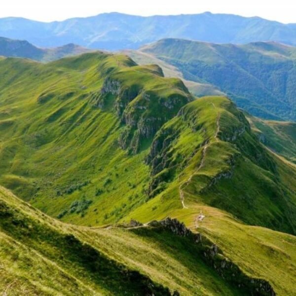 Montagnes près du Camping l'Echappée Verte à Pleaux dans le Cantal en Auvergne