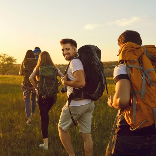 Groupe d'amis en randonnée au départ du Camping l'Echappée Verte à Pleaux dans le Cantal en Auvergne