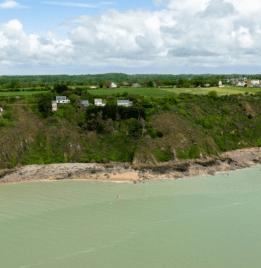 Discover the landscapes of the Manche and its coastlines by bike with a dog © Xavier Lachenaud - Attitude Manche