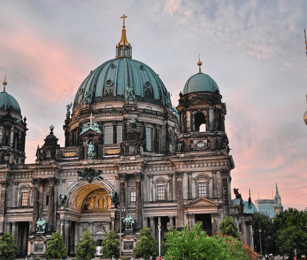 Berlin en Allemagne avec un chien pour des vacances.