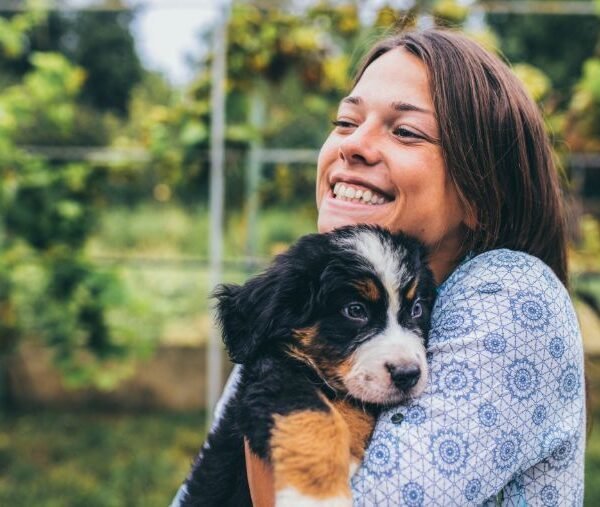 femme en vacances avec son chiot bouvier bernois