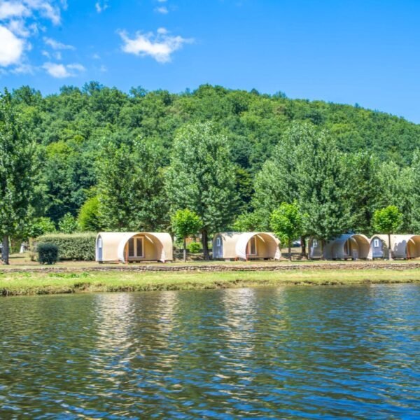 Hebergements en face de la rivière au Camping Sea Green Le Gibanel à Argentat à Corrèze en Nouvelle-Aquitaine