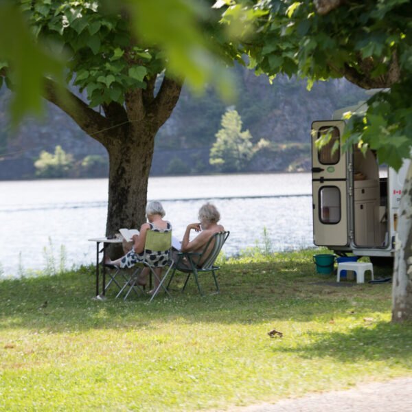 Emplacement vue rivière au Camping Sea Green Le Gibanel à Argentat à Corrèze en Nouvelle-Aquitaine