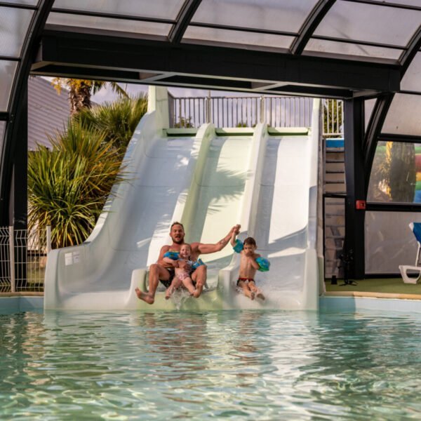 Piscine et toboggan au Camping Sea Green Emeraude à Saint-Briac-sur-Mer à Ille-et-Vilaine en Bretagne