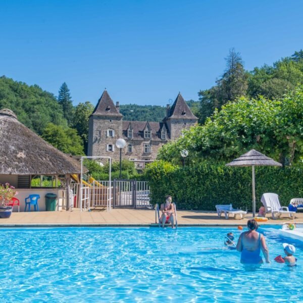 Piscine vue chateau au Camping Sea Green Le Gibanel à Argentat à Corrèze en Nouvelle-Aquitaine