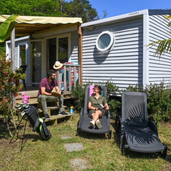 Jardin et terrasse au Camping Sea Green Erreka à Bidart dans le Pyrénées-Atlantiques en Nouvelle-Aquitaine