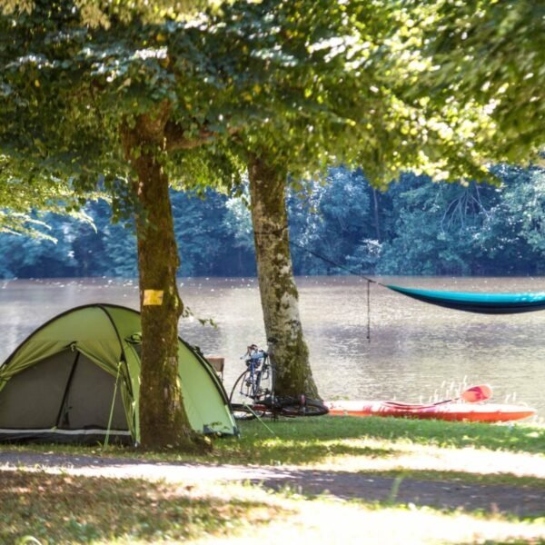 Tente à cote du rivière au Camping Sea Green Le Gibanel à Argentat à Corrèze en Nouvelle-Aquitaine