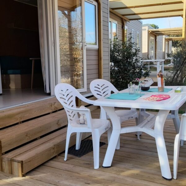 Terrasse au Camping les Cigales à Muy dans le Var en Provence-Alpes-Côte d'Azur