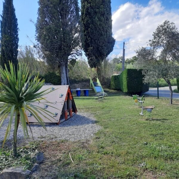 Area jeux pour enfants au Camping Le Pontet à Saint-Martin-d'Ardèche en Ardèche en Auvergne-Rhône-Alpes