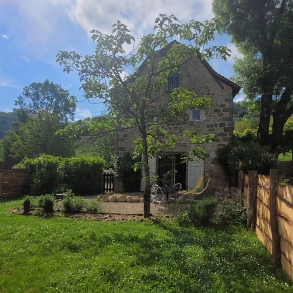 Vue extérieure avec jardin au Gîte Malva du Domaine d’Olt à Balaguier-d'Olt à l’Aveyron en Occitanie