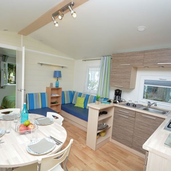 Cuisine équipé dans le mobil home au Camping L’Oasis du Verdon à Aups dans le Var en Provence-Alpes-Côte d'Azur