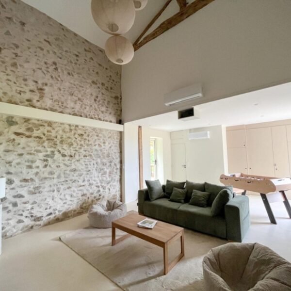 Salle de séjour du Gîte Maison Pernette dans le Rhône en Beaujolais vert proche de Macon