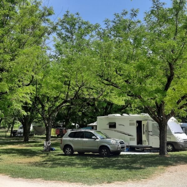 Emplacements au Camping Le Pontet à Saint-Martin-d'Ardèche en Ardèche en Auvergne-Rhône-Alpes