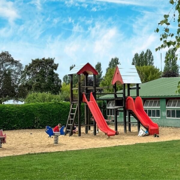 Aire enfants au Camping Caravaning des 4 Vents à Crèvecœur-en-Brie en Seine-et-Marne en Île-de-France