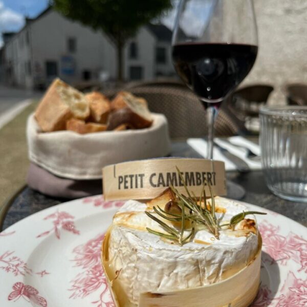 Camembert rôti et vin au Restaurant Relais de la Loire près de Chambord dans le Val de Loire
