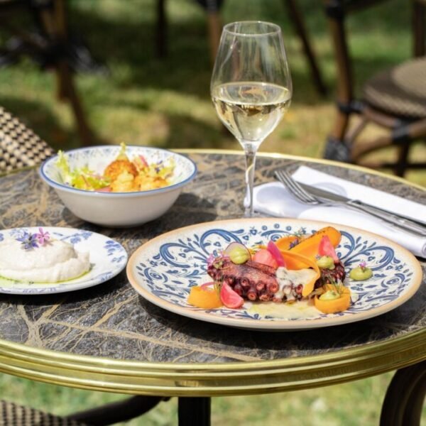 Brunch avec du vin au Restaurant Relais de la Loire près de Chambord dans le Val de Loire