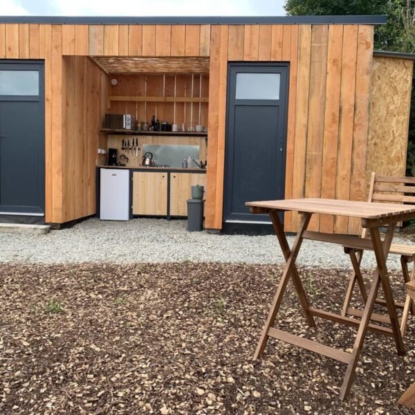 Cuisine équipé et ouverte à La Cabane à La Pommeraye en Maine-et-Loire dans le Pays de la Loire