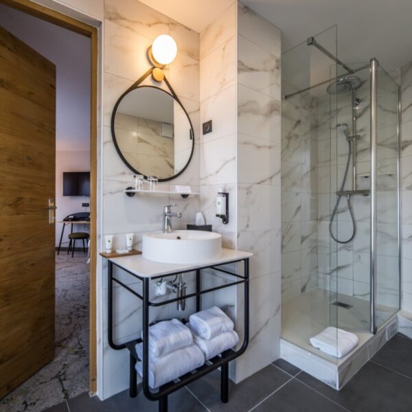 Salle de bain moderne de l'Hôtel BW Le Relais du Vigneron en Champagne à Vertus dans la Marne