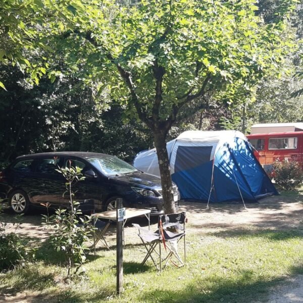 Emplacements de camping ombragés au Camping Le Pastural en Ardèche près de Vals les Bains à Ucel