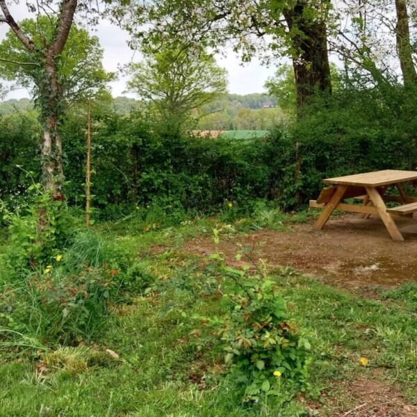 Jardin avec coin repas du Gite Traitsanes en Berry dans le Cher en Centre Val de Loire