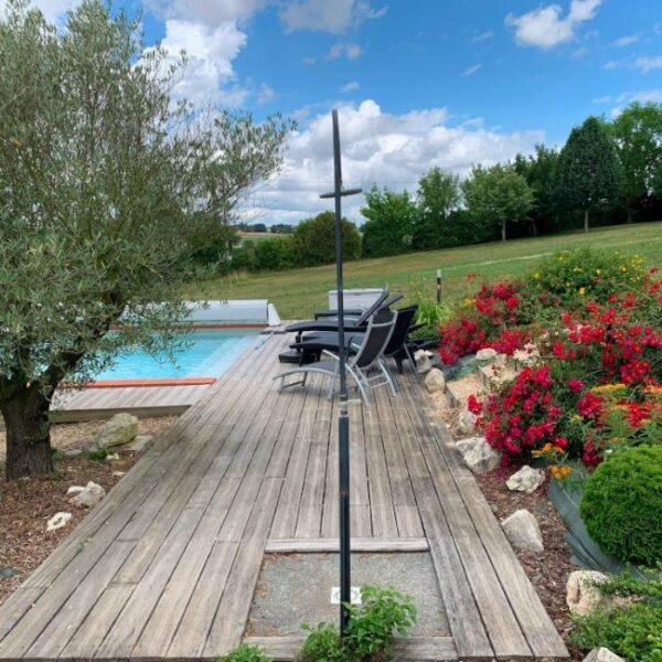 Terrasse et piscine au Gîte La Toulette à Aubiet dans le Gers en Occitanie