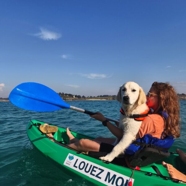 Couple avec leur chien en balade avec Kayak Emeraude Aventure Saint Lunaire en Bretagne en Ile et Vilaine