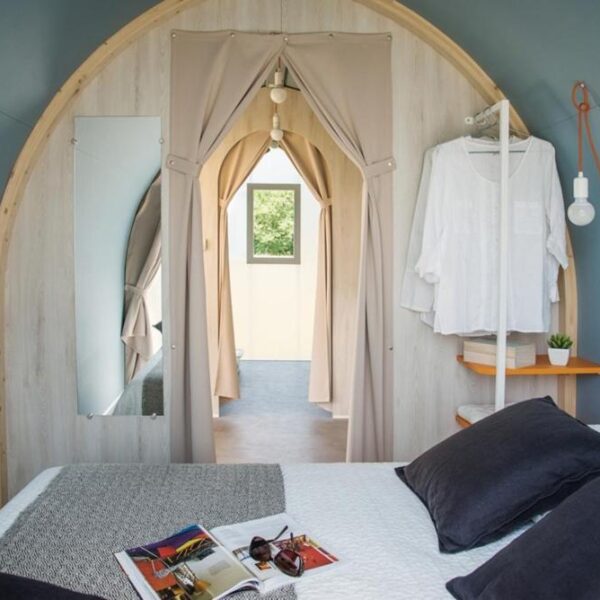 Chambre avec double lit au Camping Sunêlia Baie de Saint-Pol à Saint-Pol-de-Léon à Finistère en Bretagne
