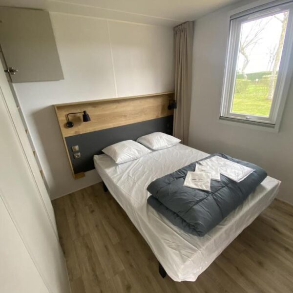 Chambre avec double lit au Camping Sunêlia Baie de Saint-Pol à Saint-Pol-de-Léon à Finistère en Bretagne