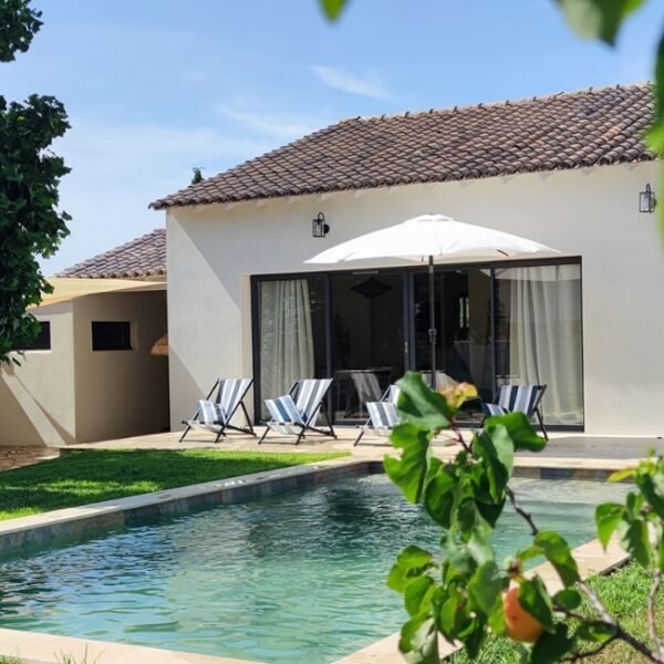 Piscine et jardin au Gîte Villa Van Gogh en Provence à Saint-Martin-de-Crau à Bouches-du-Rhône en Provence-Alpes-Côte d'Azur