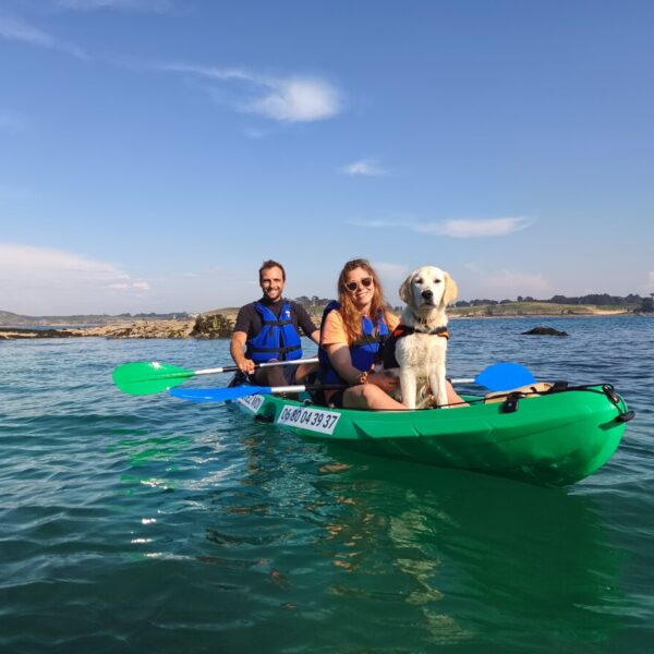 Couple avec leur chien en balade avec Kayak Emeraude Aventure Saint Lunaire en Bretagne en Ile et Vilaine