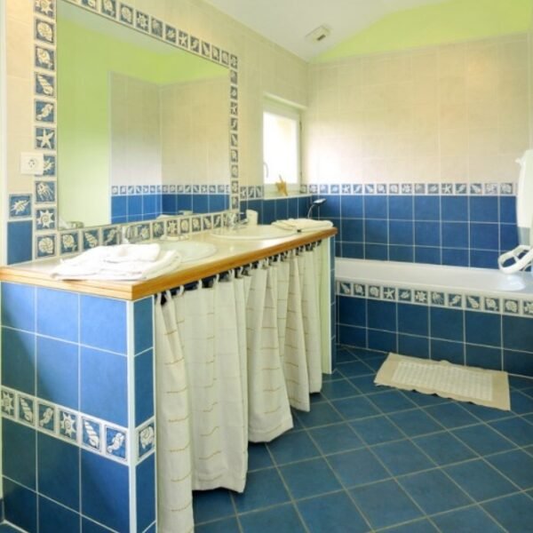 Salle de Bain de la Chambre Marine au Gîte La Toulette à Aubiet dans le Gers en Occitanie