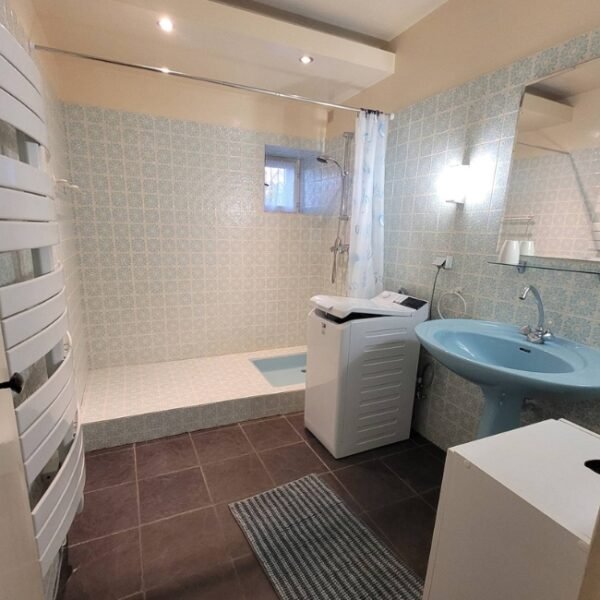 Salle de bain au Gîte Malva du Domaine d’Olt à Balaguier-d'Olt à l’Aveyron en Occitanie