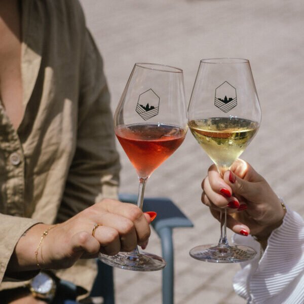 Dégustation de vins en couple à l'Hôtel BW Le Relais du Vigneron en Champagne à Vertus dans la Marne